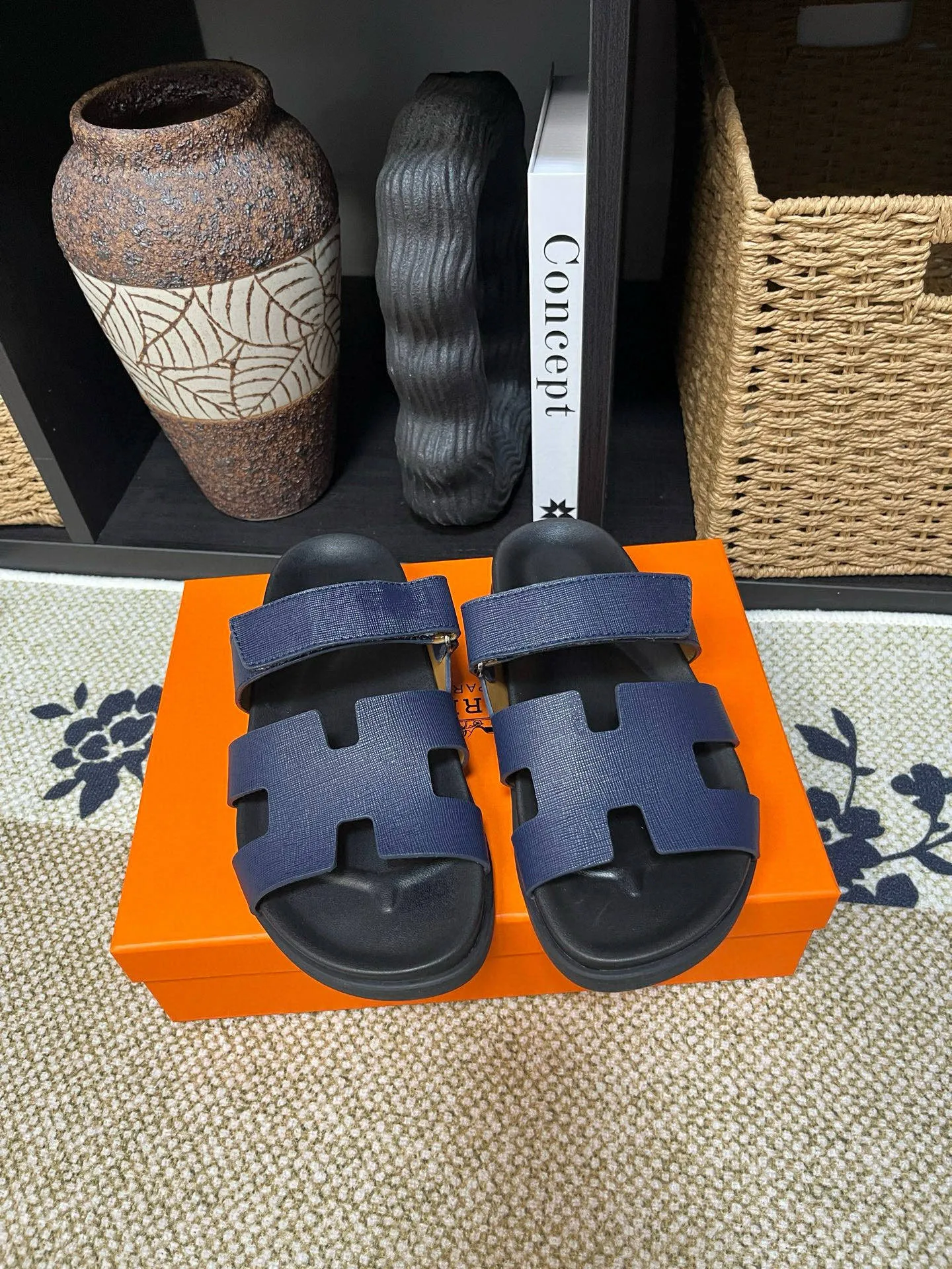 Factory price: 340💰Long-term availability Hermes men's Kazimir slippers for couples - top quality, Hermès woven calfskin functional sandals. The interwoven upper inspired by the "H" iconic pattern creates a casual look, which can be said to be a good companion for summer. Imported cowhide + cowhide lining + TU men's shoes💰Outsole Size: 35-46
